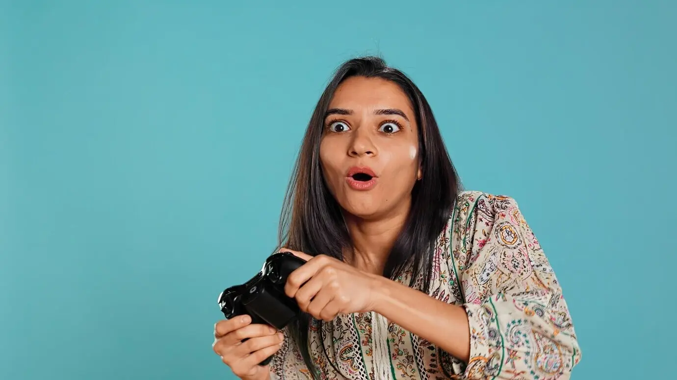 Begeisterte Frau, die nach einem Sieg im Videospiel prahlt.