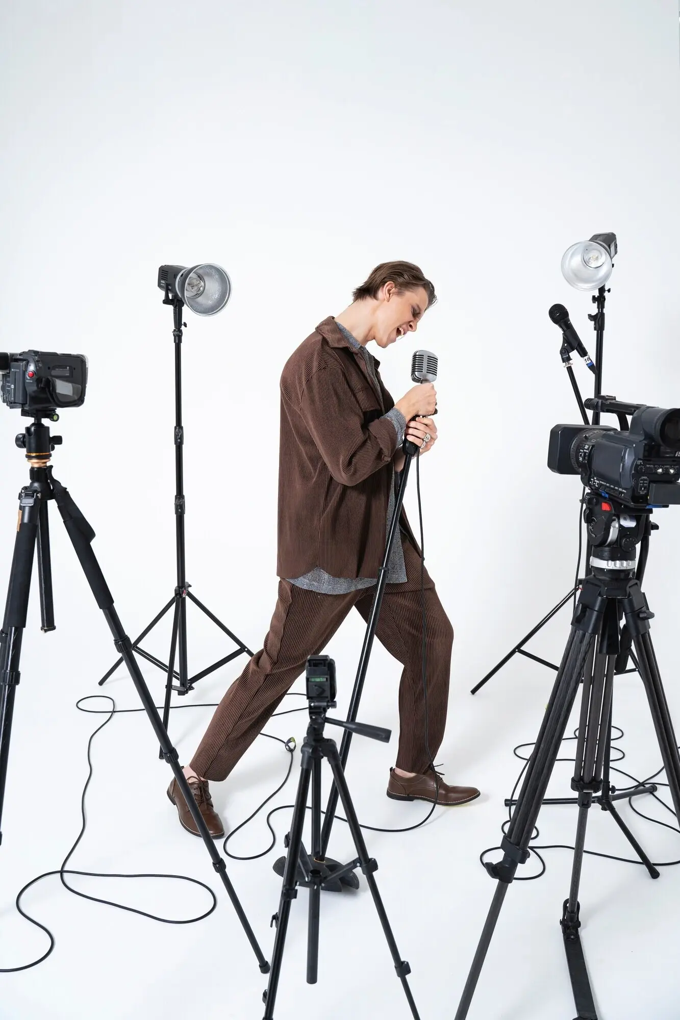 Ganzkörperaufnahme eines Mannes, der mit einem Mikrofon singt.