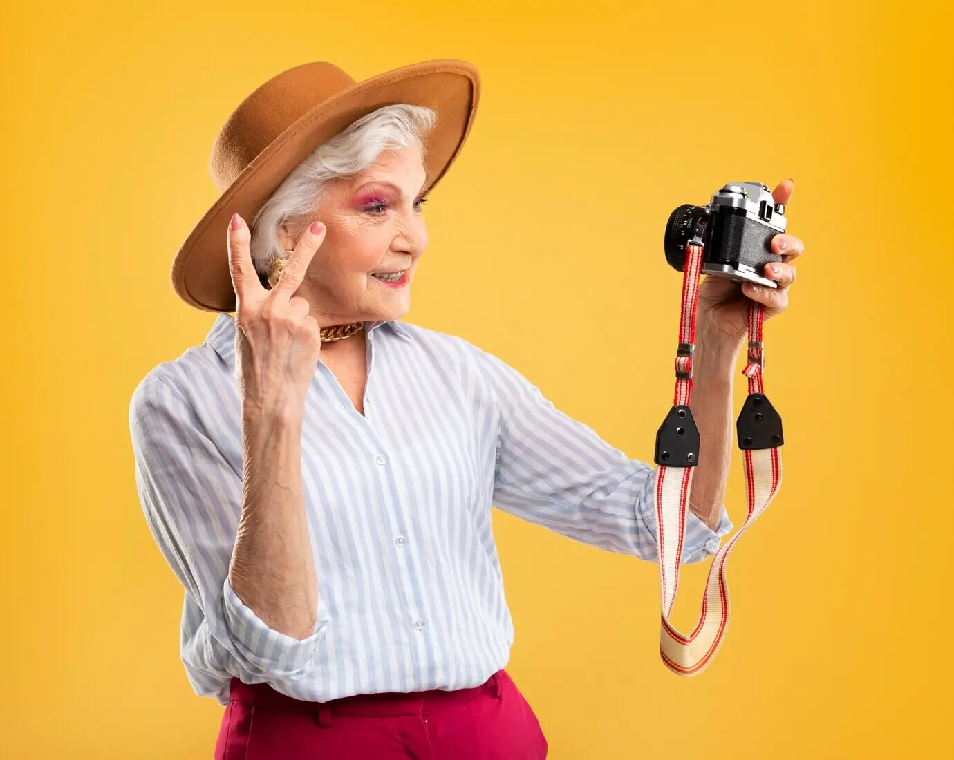 Porträt einer schönen, stilvollen Seniorin.